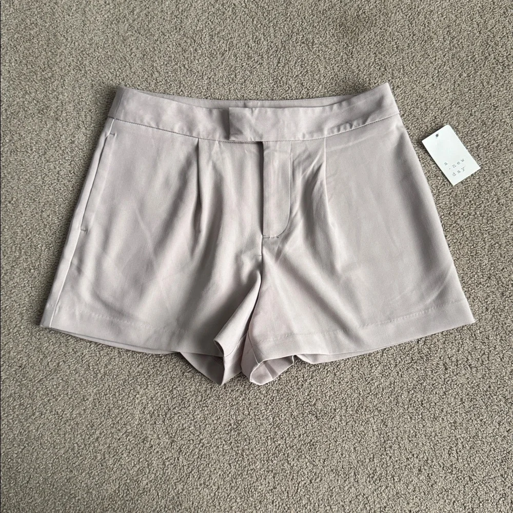 S37 NWT a new day High Rise Tailored Short - Size: 10‎